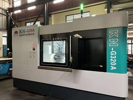 KN-G320A数控成形砂轮磨齿机的被加工零件采用卧式安装方式